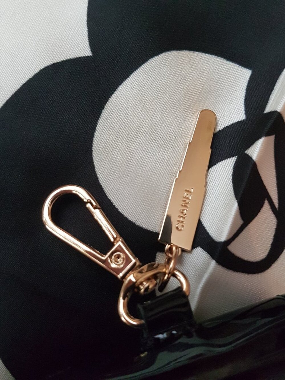 Chanel Black Patent Rouge Coco case - Picture 2 of 7